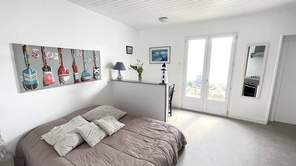La Flotte House | Gite for 2 people, private patio and closed private parking