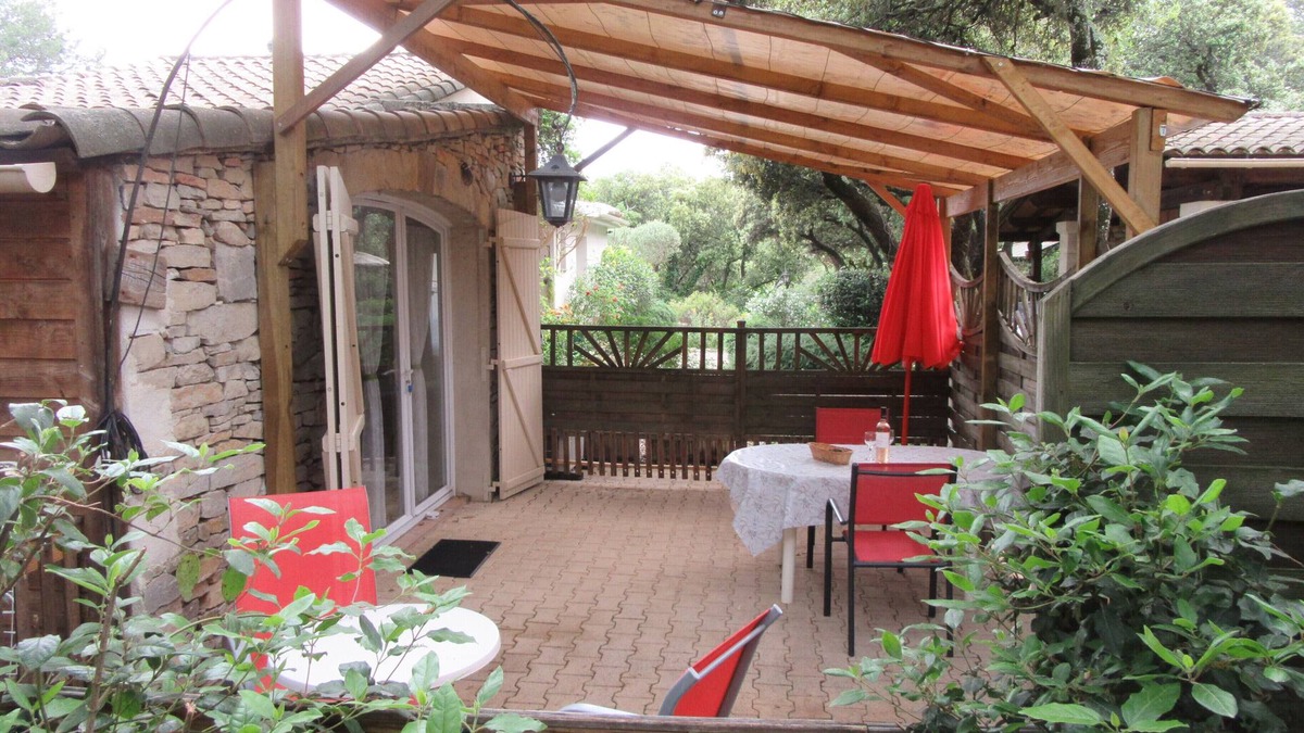 Galargues Cottage | Gite for 2 under the oak trees, bike hire and swimming pool
