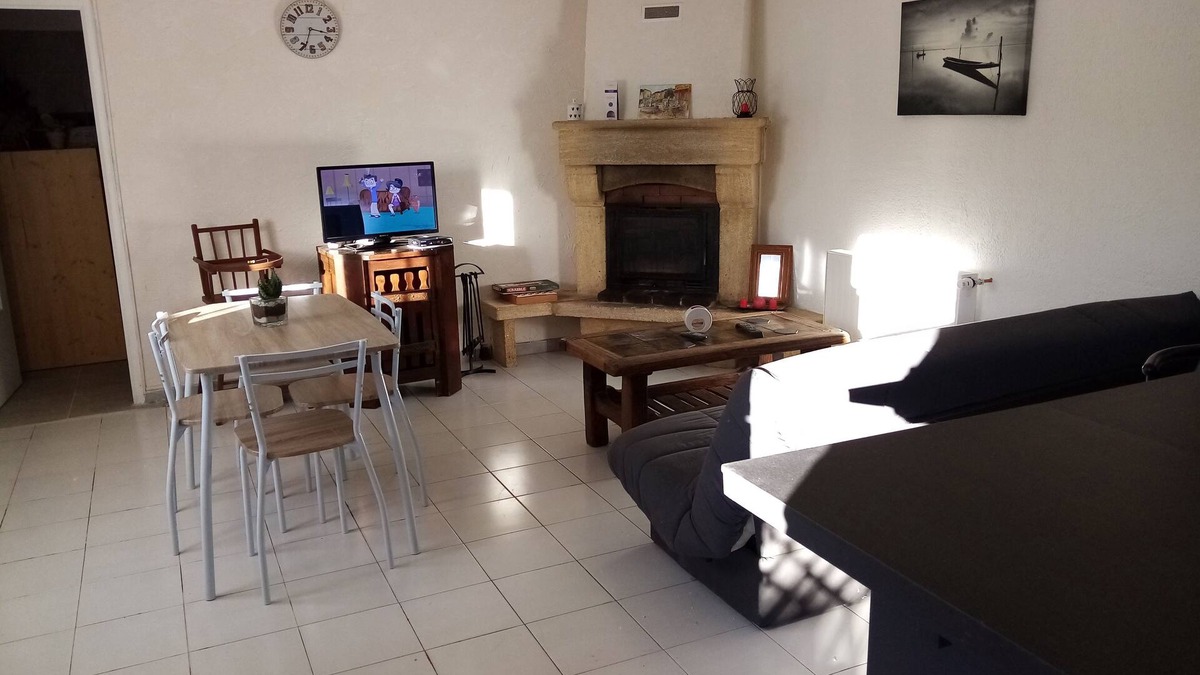 Sablet Apartment | Gîte for 4 adults and 1 child (-3 years) at the entrance to Sablet