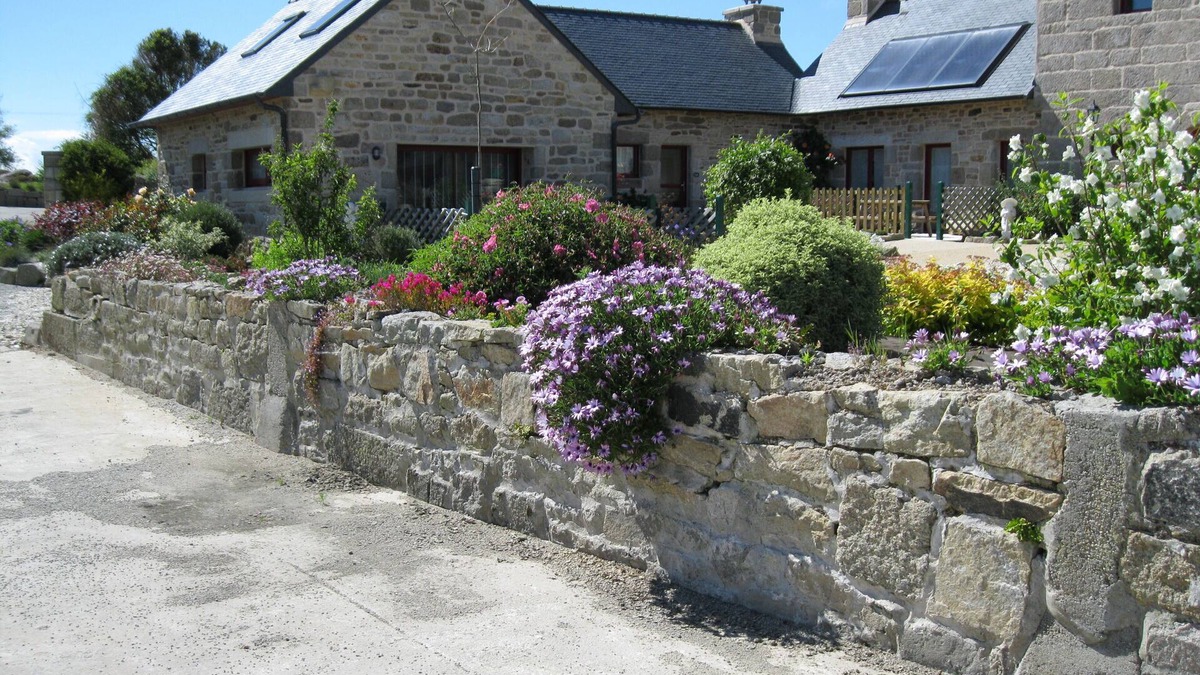 Plouarzel Cottage | Gîte for 4 people with swimming pool and jacuzzi in outbuilding for relaxation