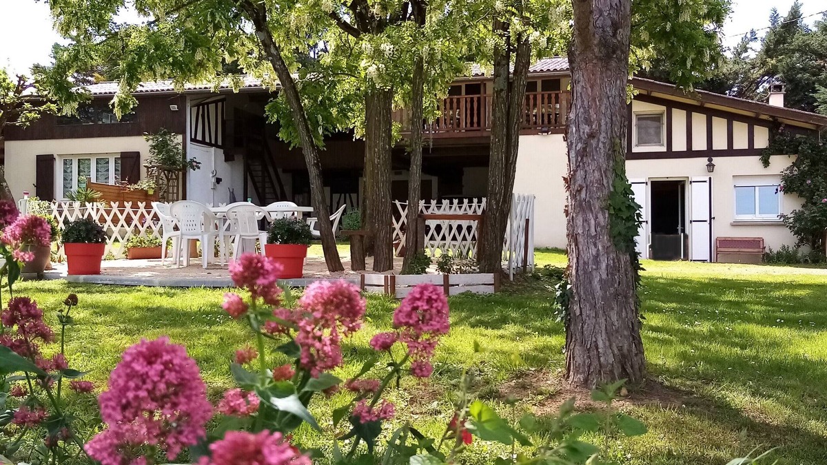 Puydarrieux House | Gite Grand Jardin Large cottage nature lake