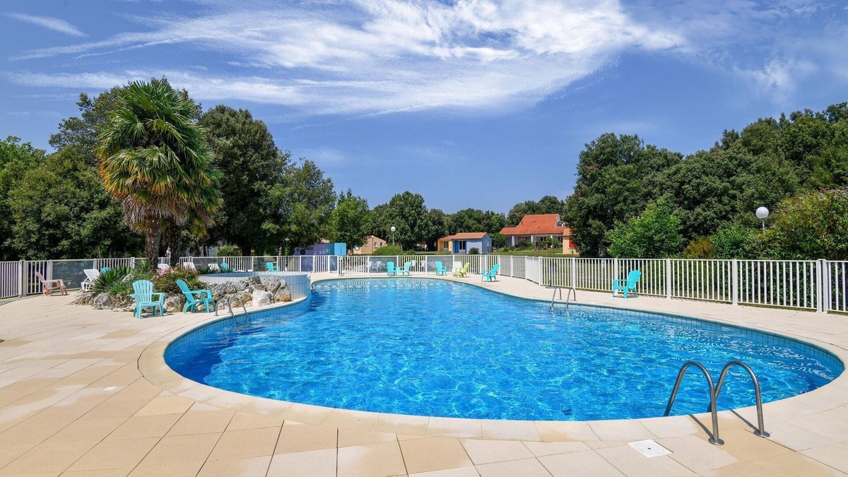 Saint-Savinien House | Gîte in a holiday park with swimming pool