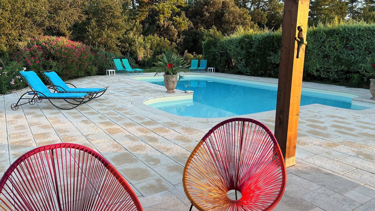 La Tour-d'Aigues Cottage | Gite in a Provencal country house with swimming pool.