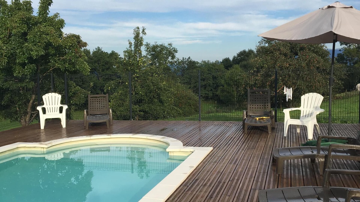 Camarade Cottage | Gite in a renovated barn with swimming pool and views of the Pyrenees
