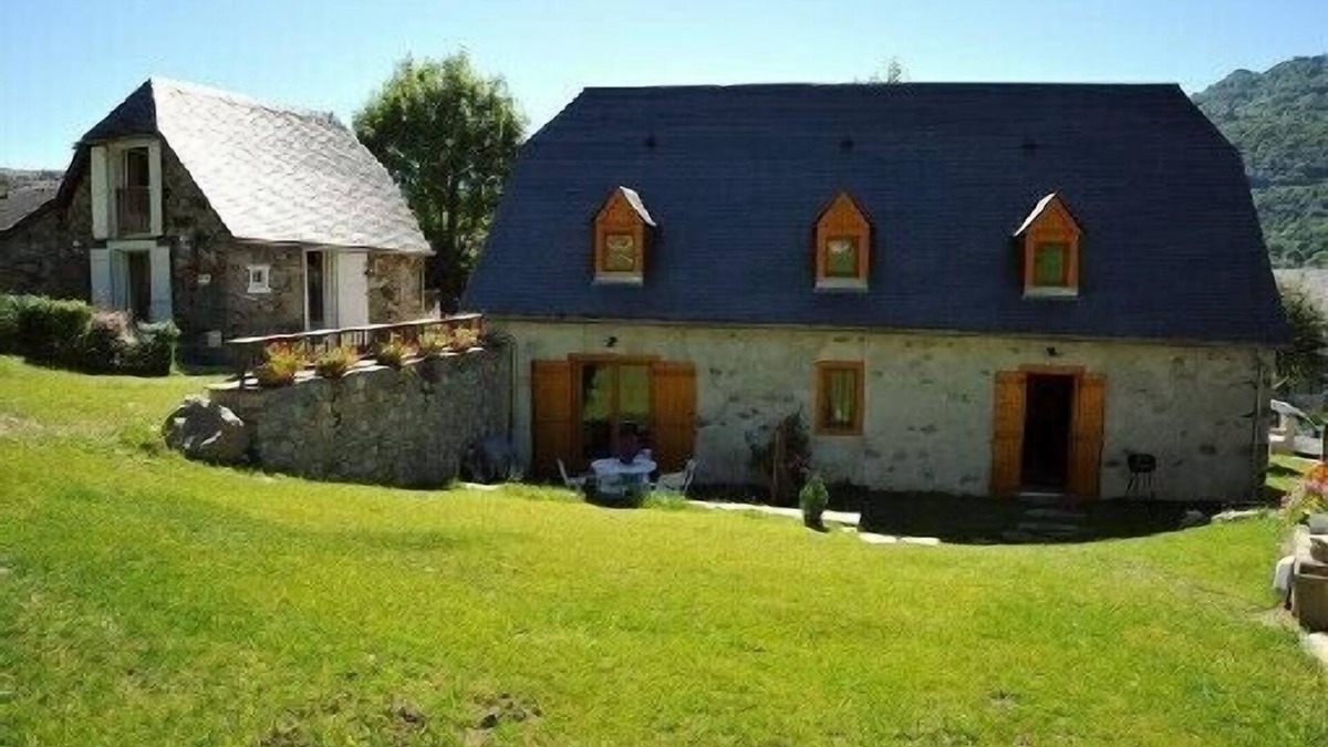 Aucun Cottage | Gite in bigourdane barn in the village d`Aucun