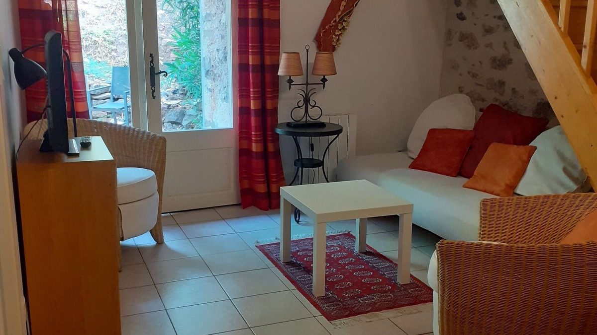 Roquebrun Apartment | GITE IN LANGUEDOC SLEEPS 4, 5-MINUTE WALK FROM WATERFRONT