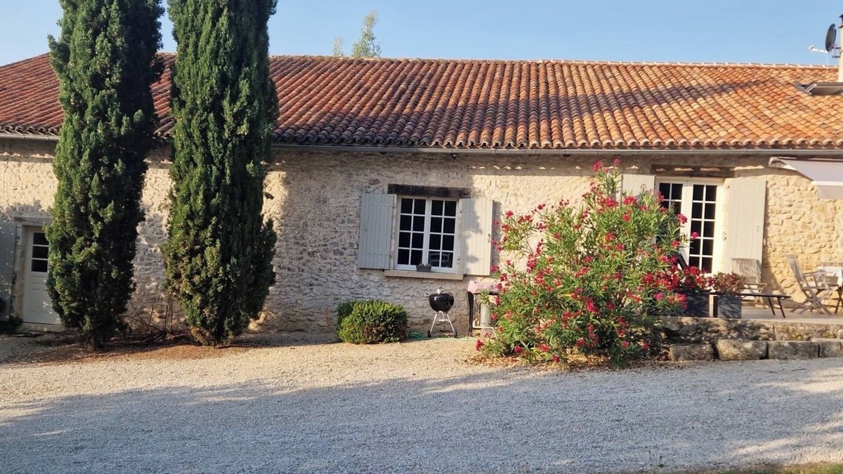 Saint-Pierre-de-Cole Cottage | Gite in Perigord. (youtube) gite les gardes