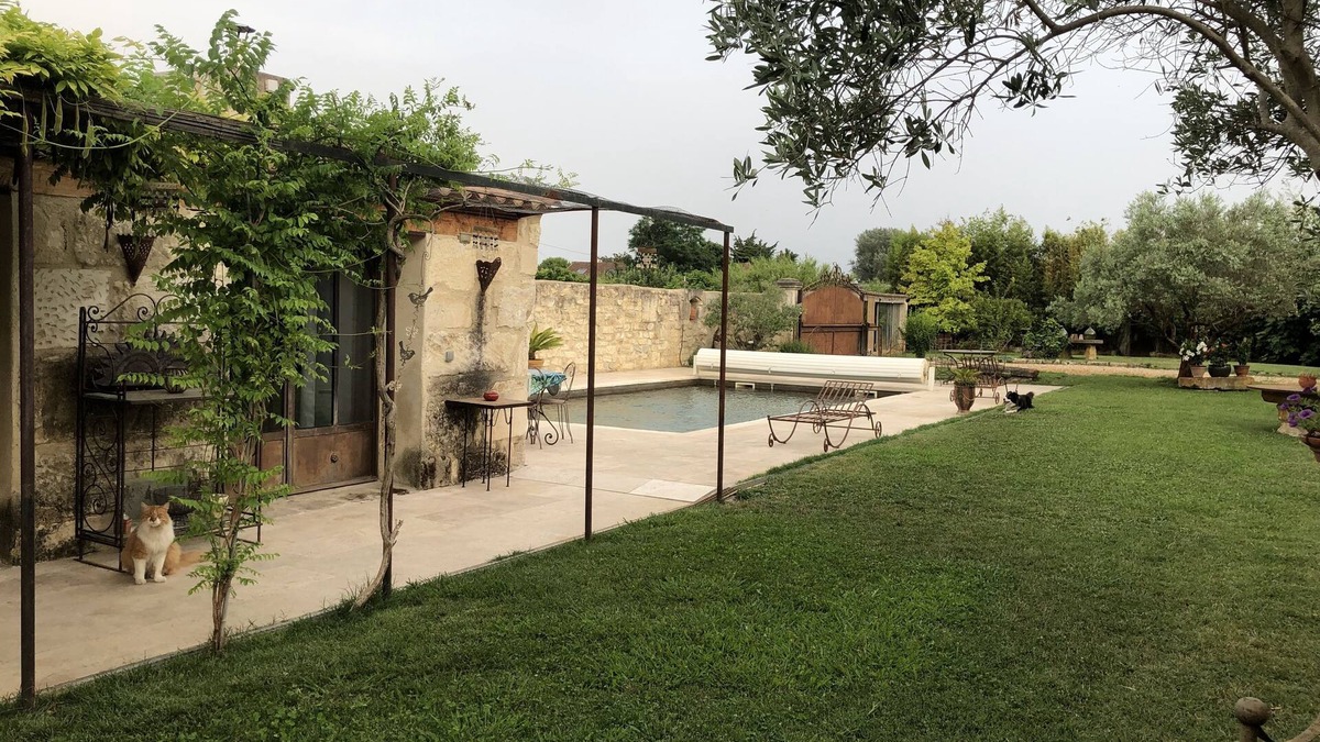 Tarascon Cottage | Gite in Provence for a couple, fully equipped, with swimming pool and large garden.