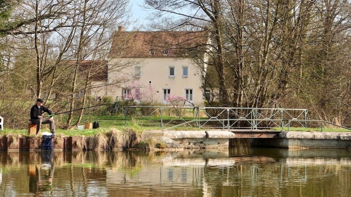 Ouzouer-sur-Trezee Apartment | Gite in quiet hamlet by the canal, between Guédélon and Loire Valley