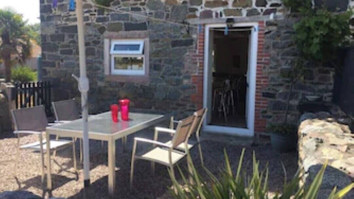 Plurien Cottage | Gite in rural area with a short walk to the 🏖 beach