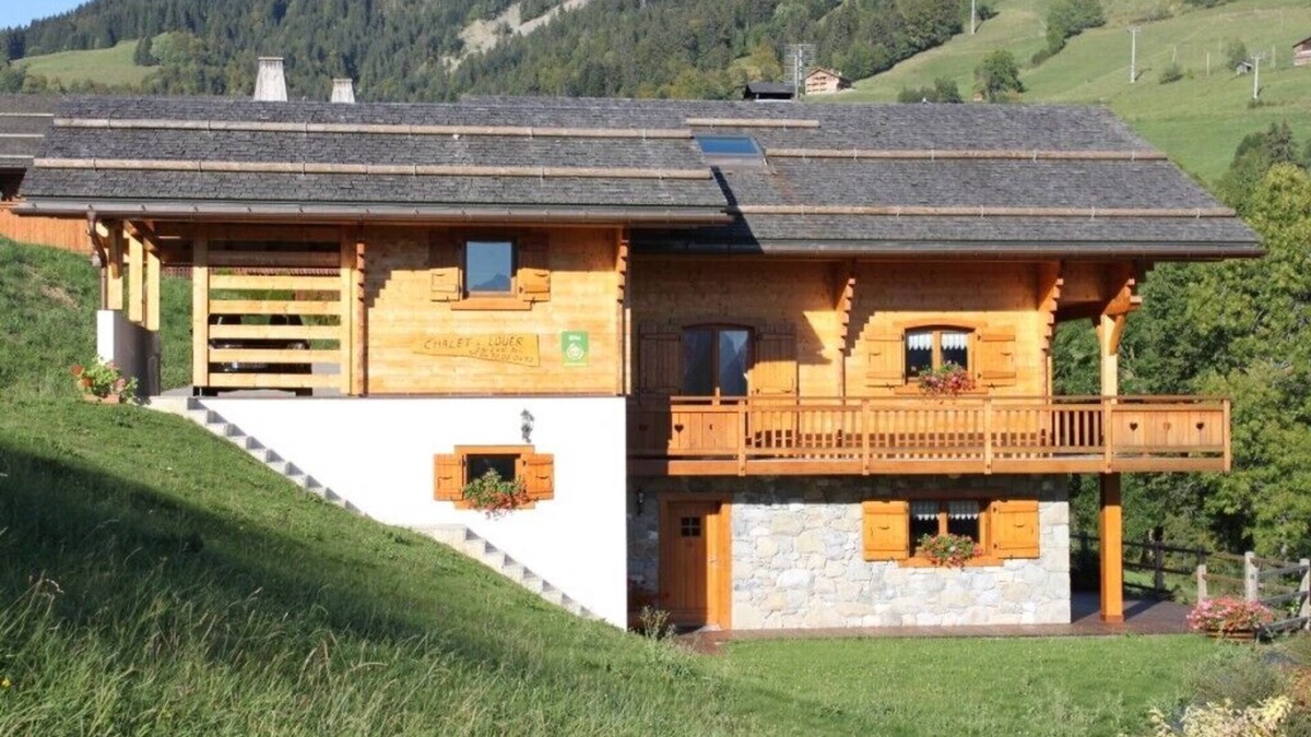 Le Grand-Bornand Ski Chalet | Gite in Savoyard chalet overlooking the chain of Aravis. wifi