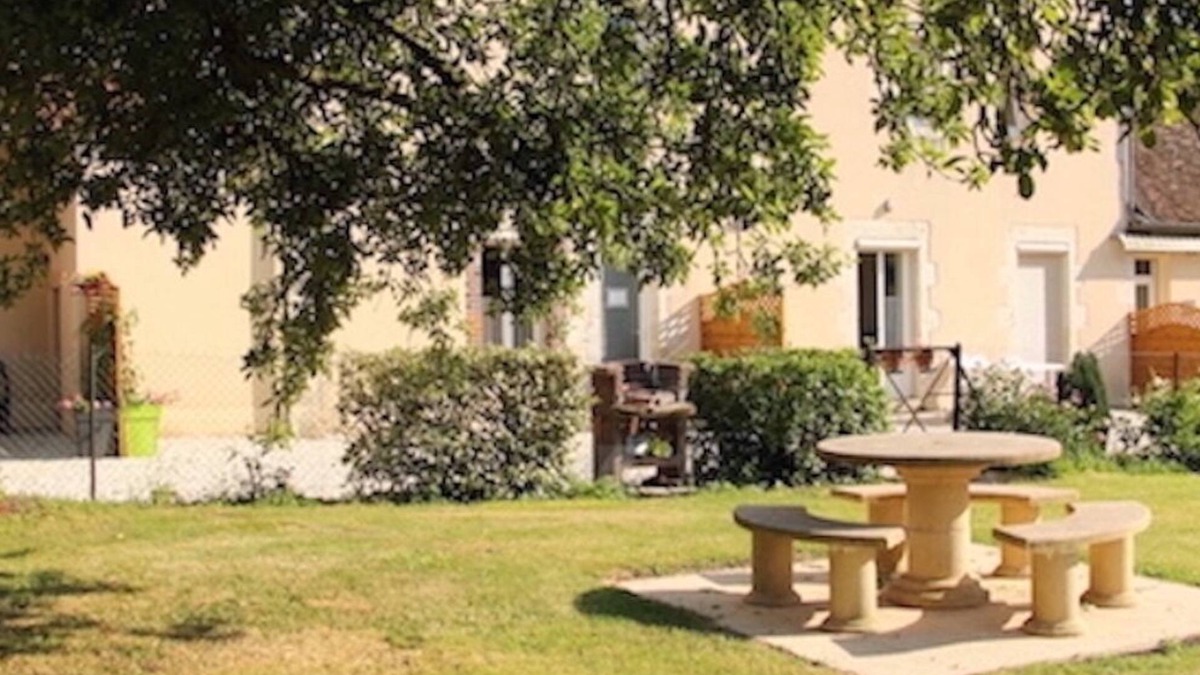 Ouzouer-sur-Trezee Apartment | Gite in the Loiret, near the Loire, on the banks of the Briare canal.