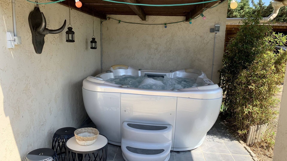 Bellegarde Apartment | Gite jacuzzi swimming pool Camargue freewifi