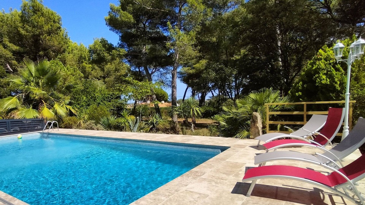 Beziers Villa | Gîte L'amandier located in a quiet area among the pines and close to the beaches