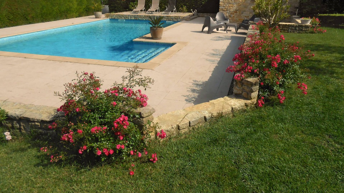 Saint-Victor-la-Coste Cottage | Gite l'Atelier with swimming pool