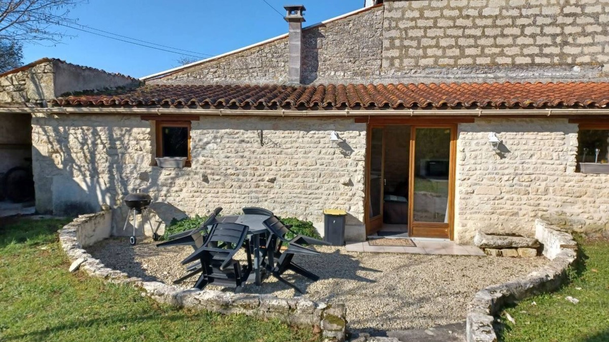 Saint Martin de Juillers House | GITE LE PETIT BONHEUR