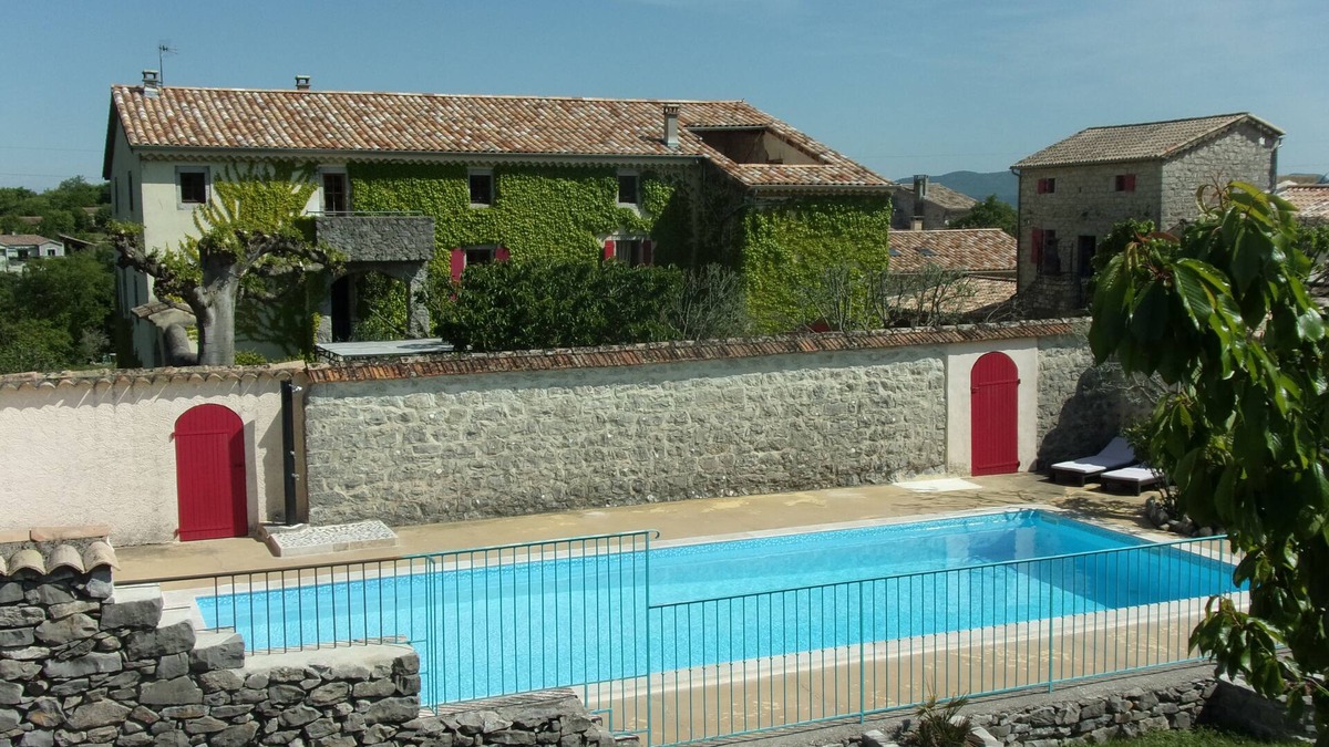 Joyeuse Cottage | Gîte la FENIERE * in stone farmhouse, nature and calm, heated swimming pool