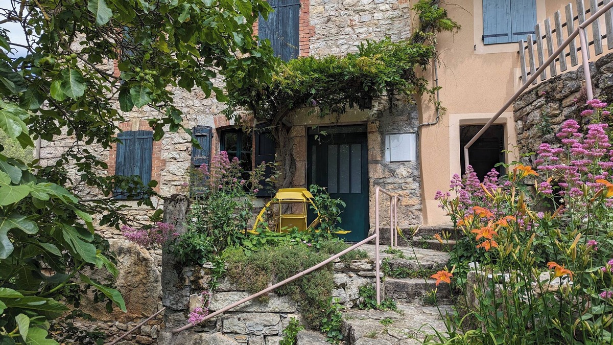Gorges du Tarn Causses House | Gîte La Glycine: calm and greenery for families and pet owners.
