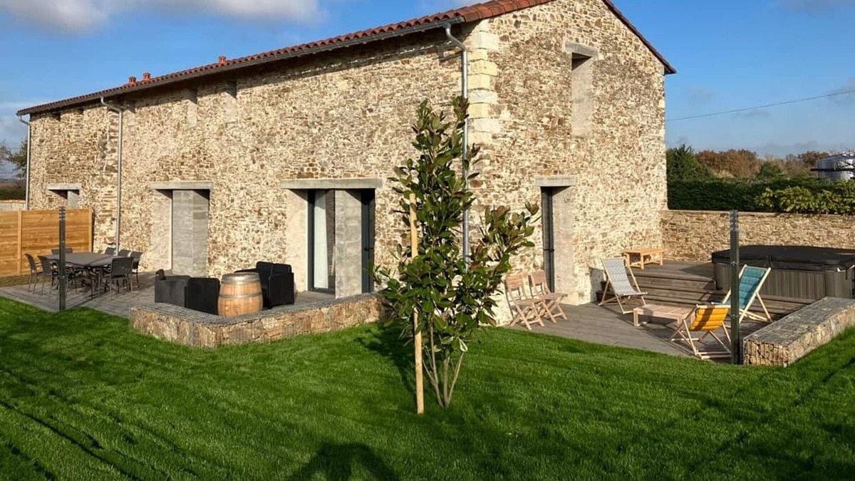 La Haie-Fouassiere House | Gite La Haie-Fouassière, 5 bedrooms, 11 persons