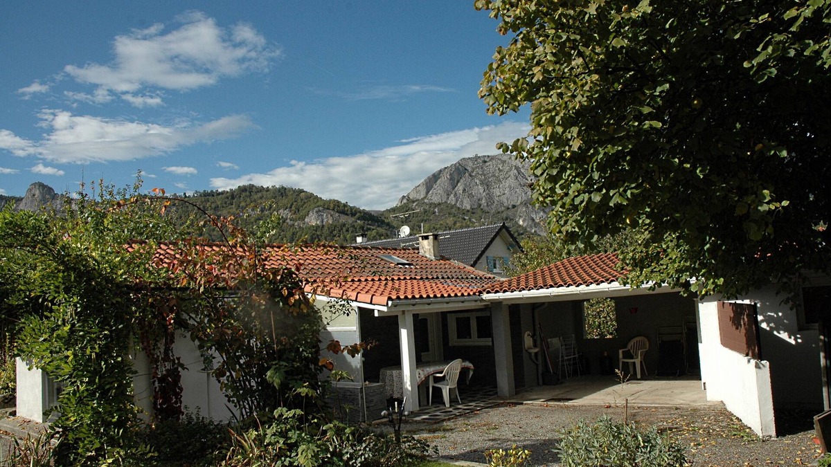Tarascon-sur-Ariege House | Gîte la treille 3*, all on one level.Art gallery workshop