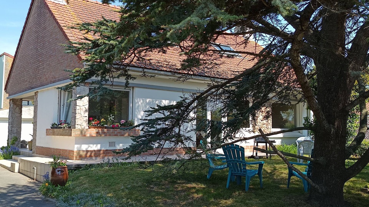 Petit-Fort-Philippe House | Gîte labellisé chez "Mamoune" is located right next to the beach by the footpath.