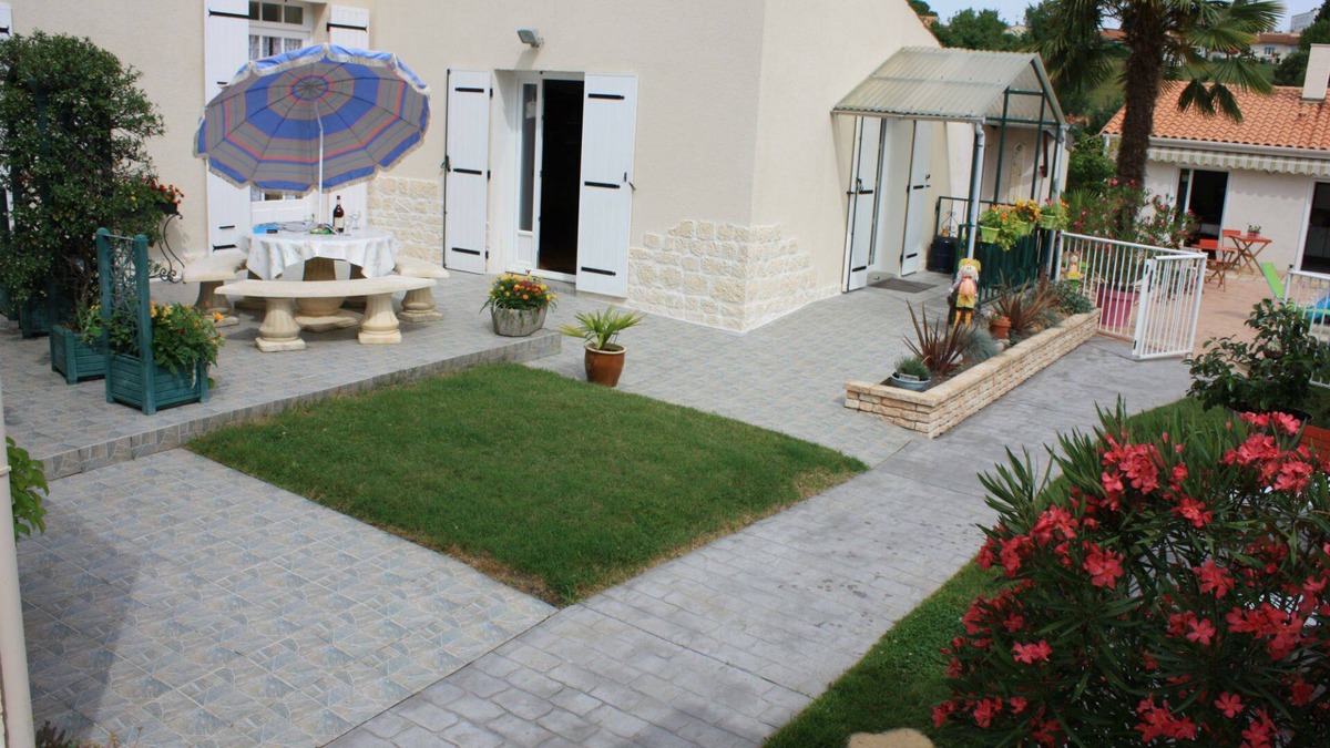 Saintes House | Gîte laccalmie17 2-star holiday rental with swimming pool 2 Km from town center