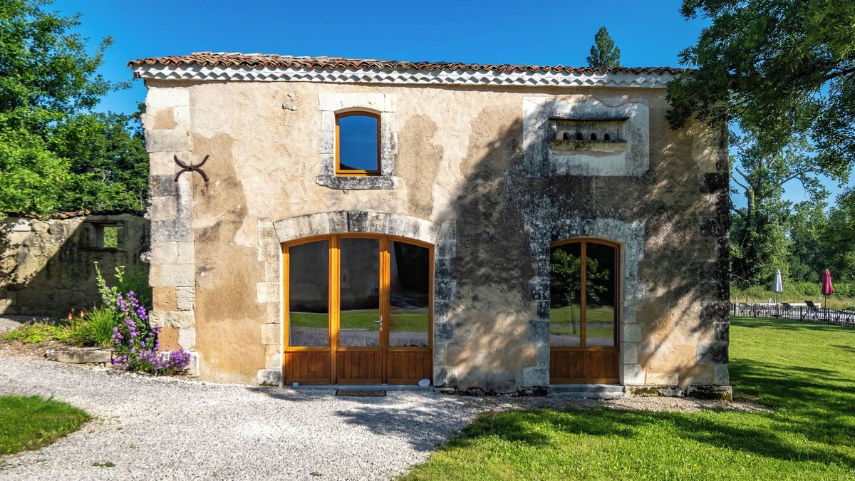 Chassaignes House | 'Gîte Le Pigeonnier' with Shared Pool, Wi-Fi and Air Conditioning