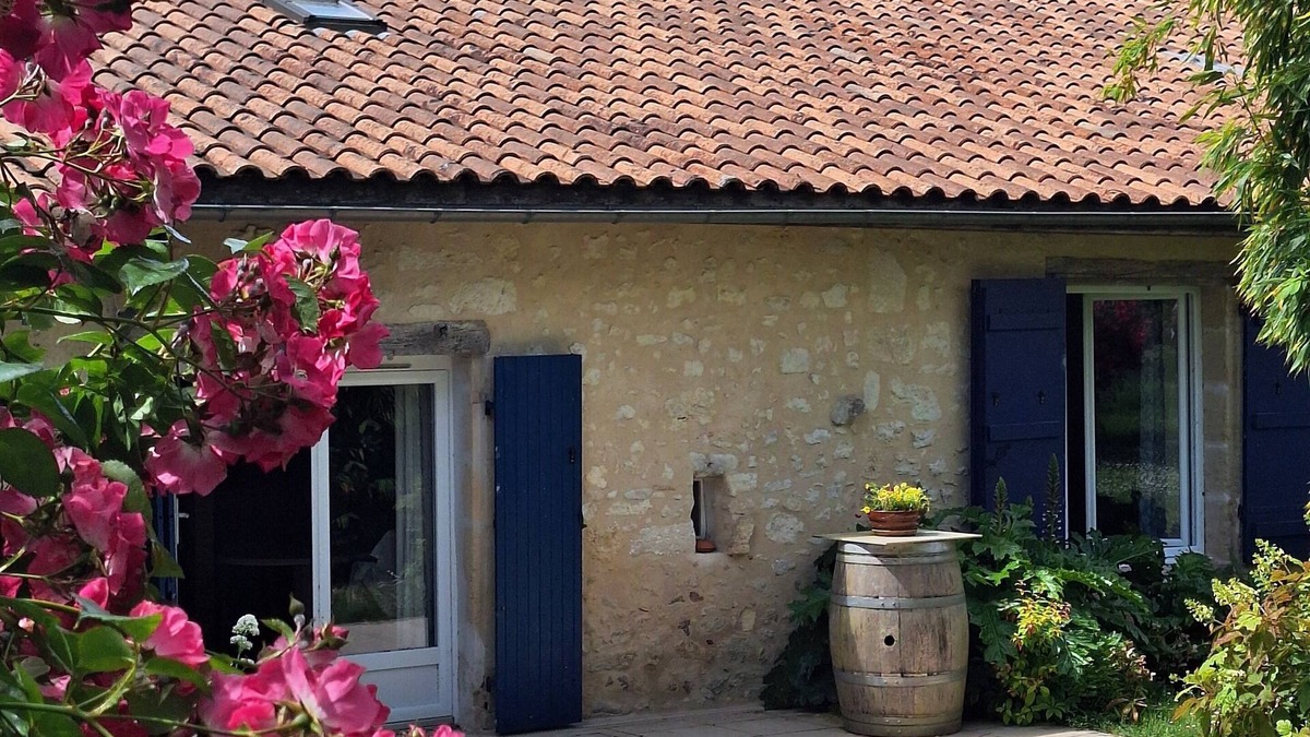 Frontenac House | Gite "Le Pressoir" in a quiet location, next to a cycle path.