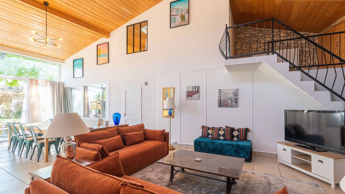 Saint-Romain-de-Benet House | 'Gîte Le Sun House' with Shared Pool, Private Terrace and Wi-Fi