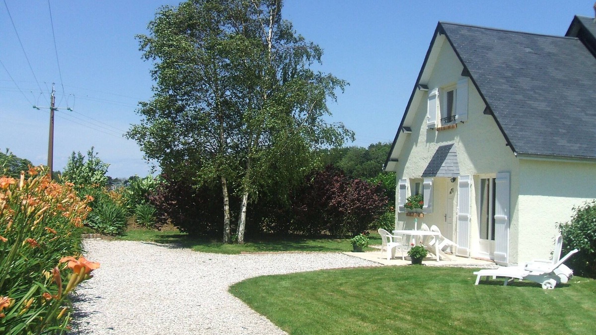 Le Tilleul House | Gite Les Lys Le Tilleul 2 mn ETRETAT; In a green and quiet setting,