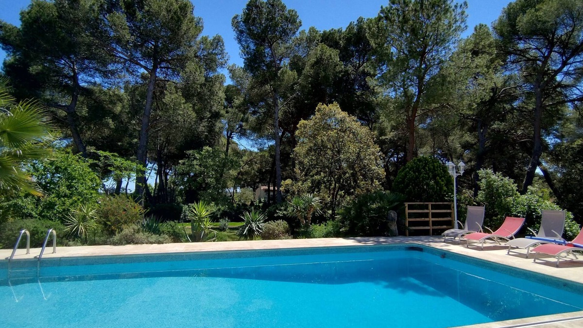 Beziers Villa | Gîte LES OLIVIERS located in a quiet area among the pines, close to the beaches
