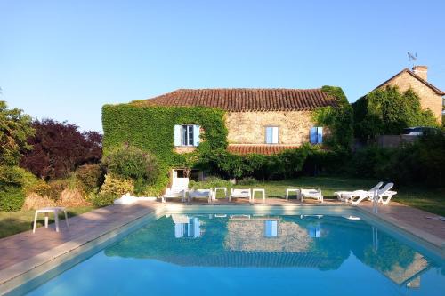 Le Segur House | Gite Les Volets Bleus du Segur