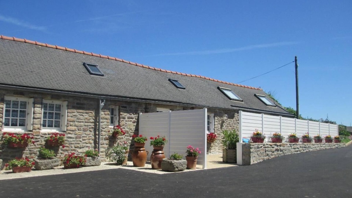 Landunvez House | Gite menhir ground floor between land and sea