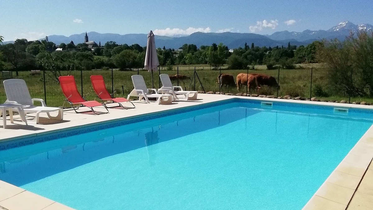 Cieutat House | Gite Montaigu with large pool and stunning mountain views. Sleeps up to 4