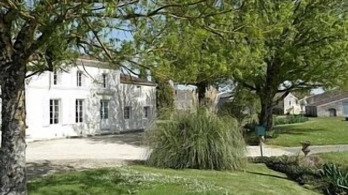 Migron Cottage | Gite near Matha & Cognac, Private Half Sunken Heated Pool, Enclosed Garden.