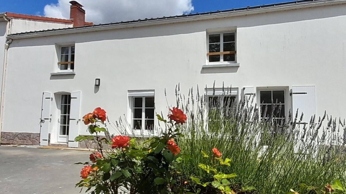 Le Poire-sur-Vie House | Gite O Pré'Vert, group gite in Le Poiré Sur Vie, Vendée. Accu-capable cottage