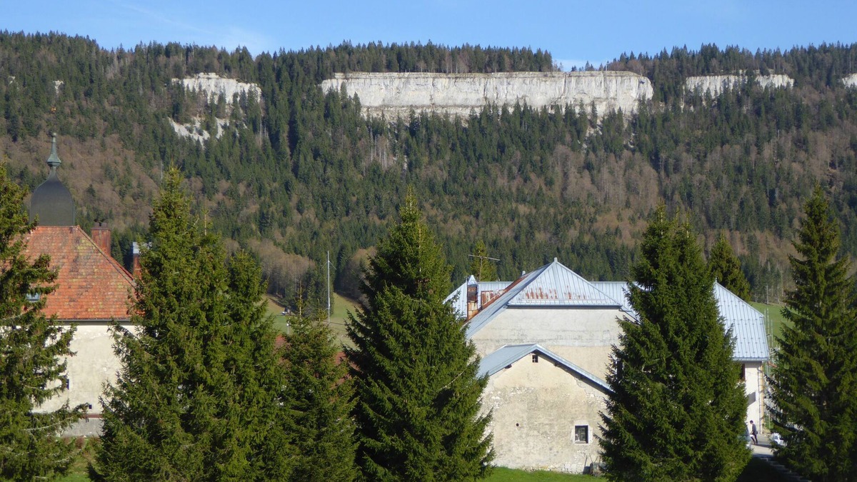 Chapelle-des-Bois Cottage | Gite of 80 m2 for 6-7 people, located on the first floor of a detached house