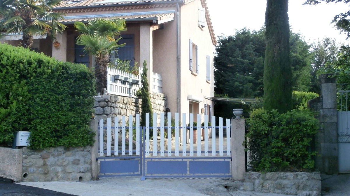 Aubenas Apartment | Gite on garden level