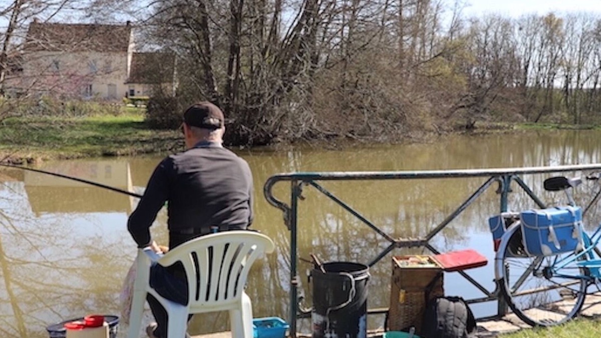 Ouzouer-sur-Trezee Apartment | Gite on the Briare canal, ideal for walking, cycling and fishing.