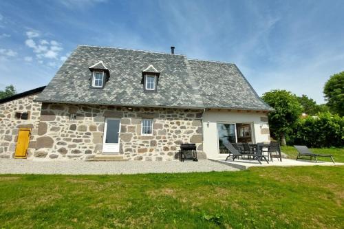 Saint-Etienne-de-Carlat House | Gite pour 6 personnes à 15 min dAurillac Cantal