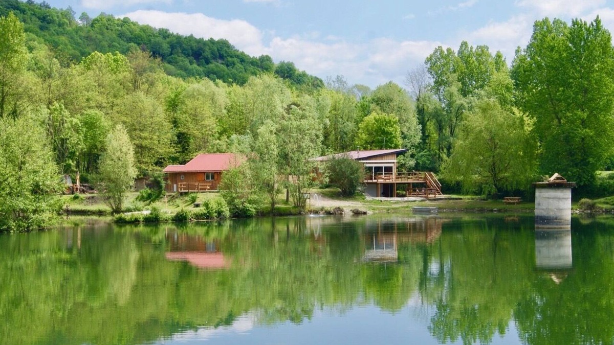 Bregnier-Cordon Ski Chalet | Gîte Prestige - Fishing cottage on the edge of a pond