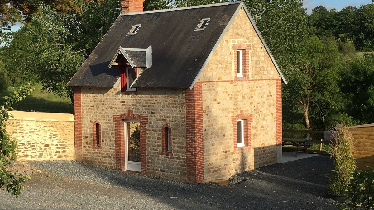 La Chapelle sur Vire House | Gîte, private fishing ponds, spa and swimming pool