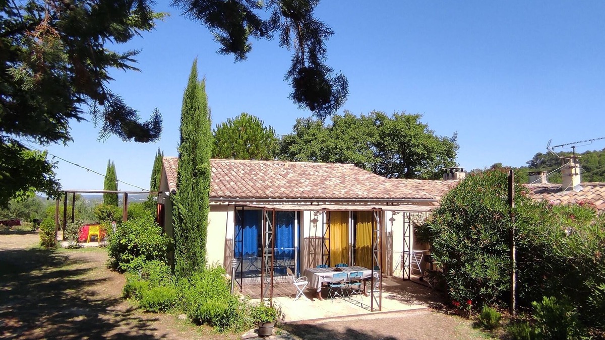 Entrechaux Apartment | Gîte Romarin, between vineyards and olive groves.