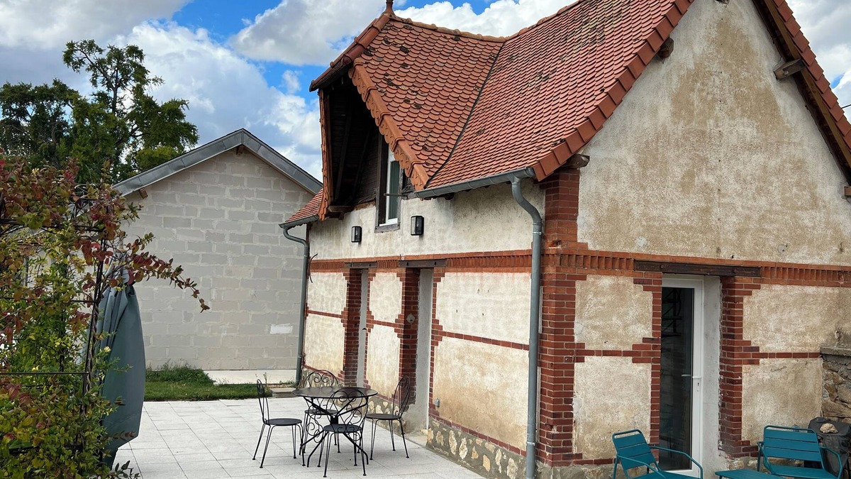 Montmarault House | Gite Rouge in the Château Camus estate