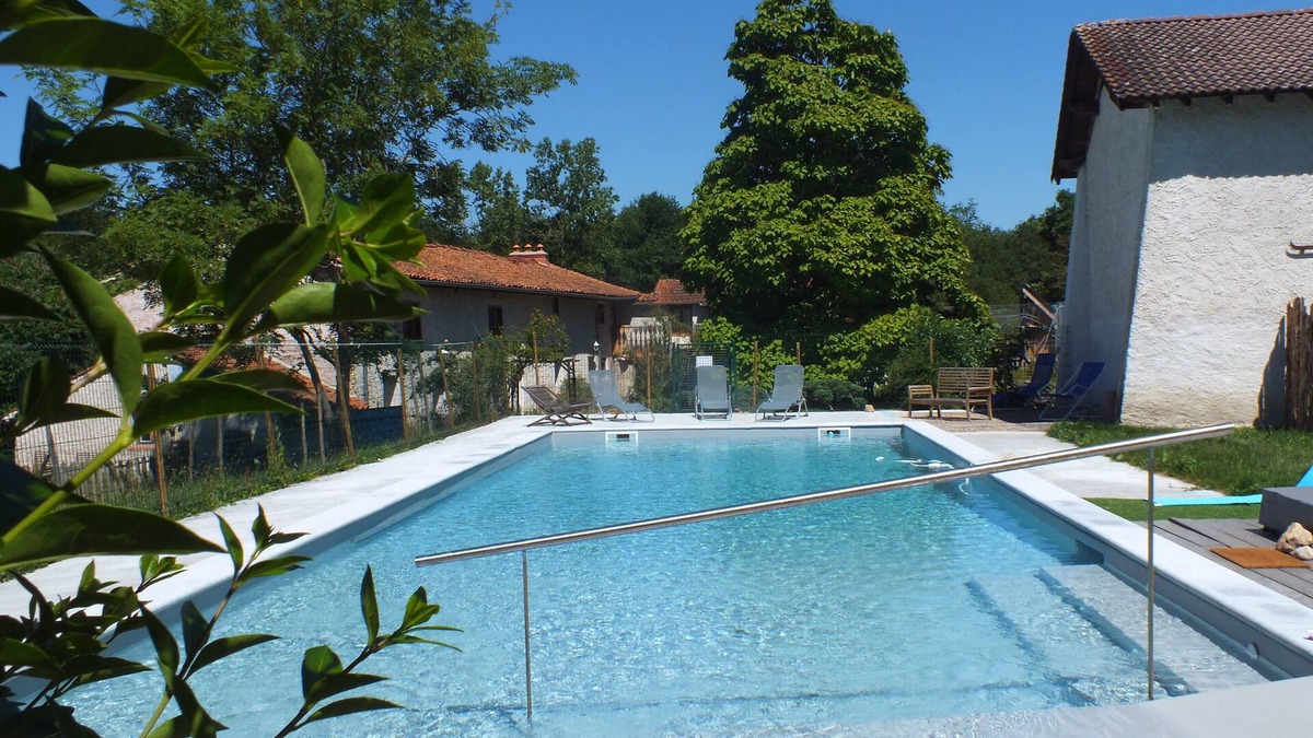 Montverdun House | Gite rural "Félix" 9 pers. 4 bdr. with large handi-accessible saltwater swimming pool