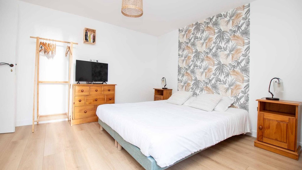 Pujaudran Cottage | Gîte Saint-Jacques-de-Compostelle, 2 rooms, 2 bathrooms, very cool in summer, very large terrace 1 to 4 people - shared outdoor pool - private jacuzzi optional