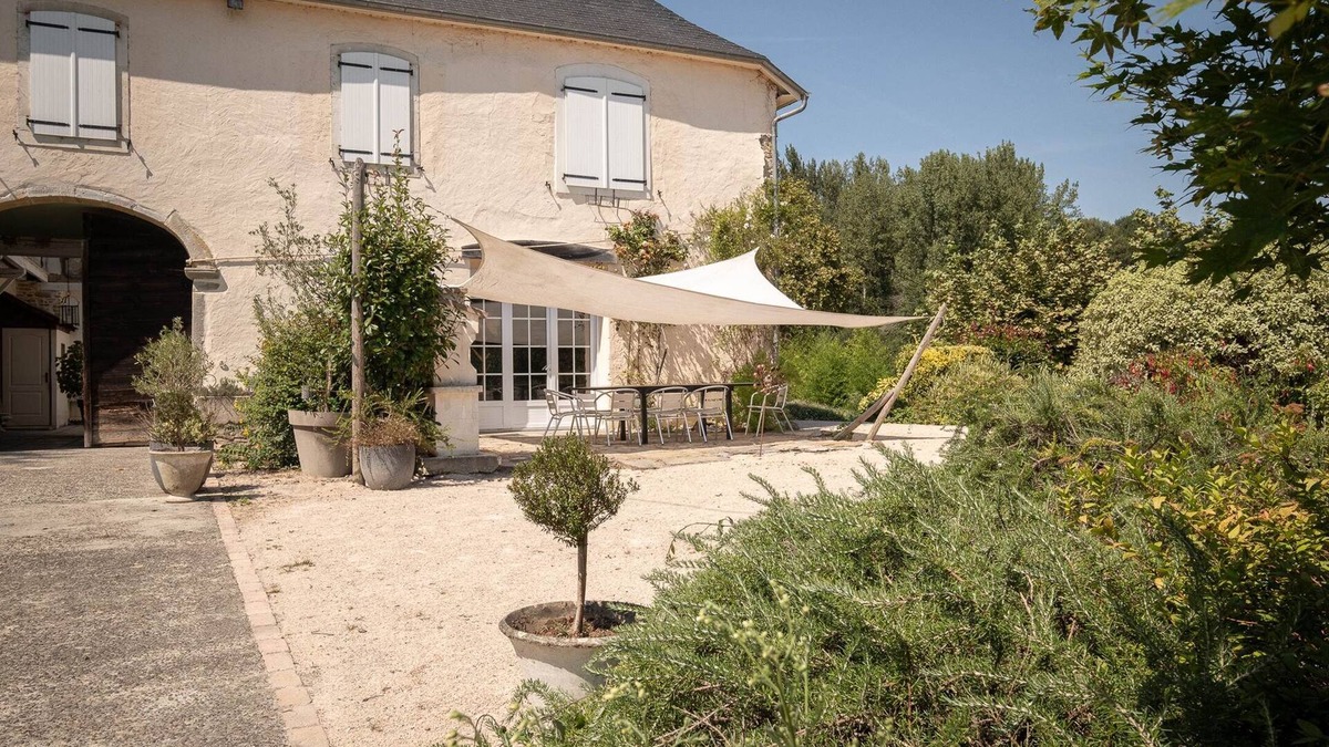 Lucq-de-Bearn House | Gîte sleeps 10, with indoor swimming pool ideal for families