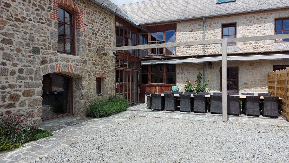 Charensat House | Gîte sleeps 25, swimming pool, whirlpool bath, fitness, sauna