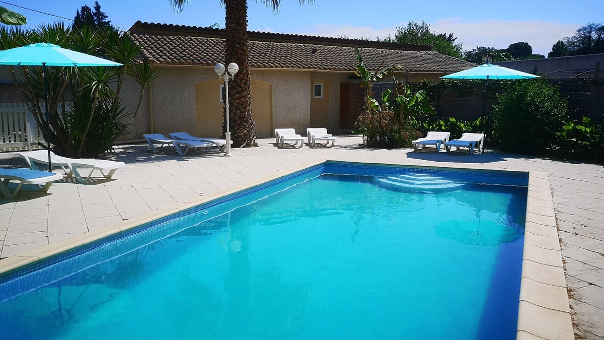 Maraussan House | Gîte T2 La Passiflore with heated swimming pool in wooded grounds