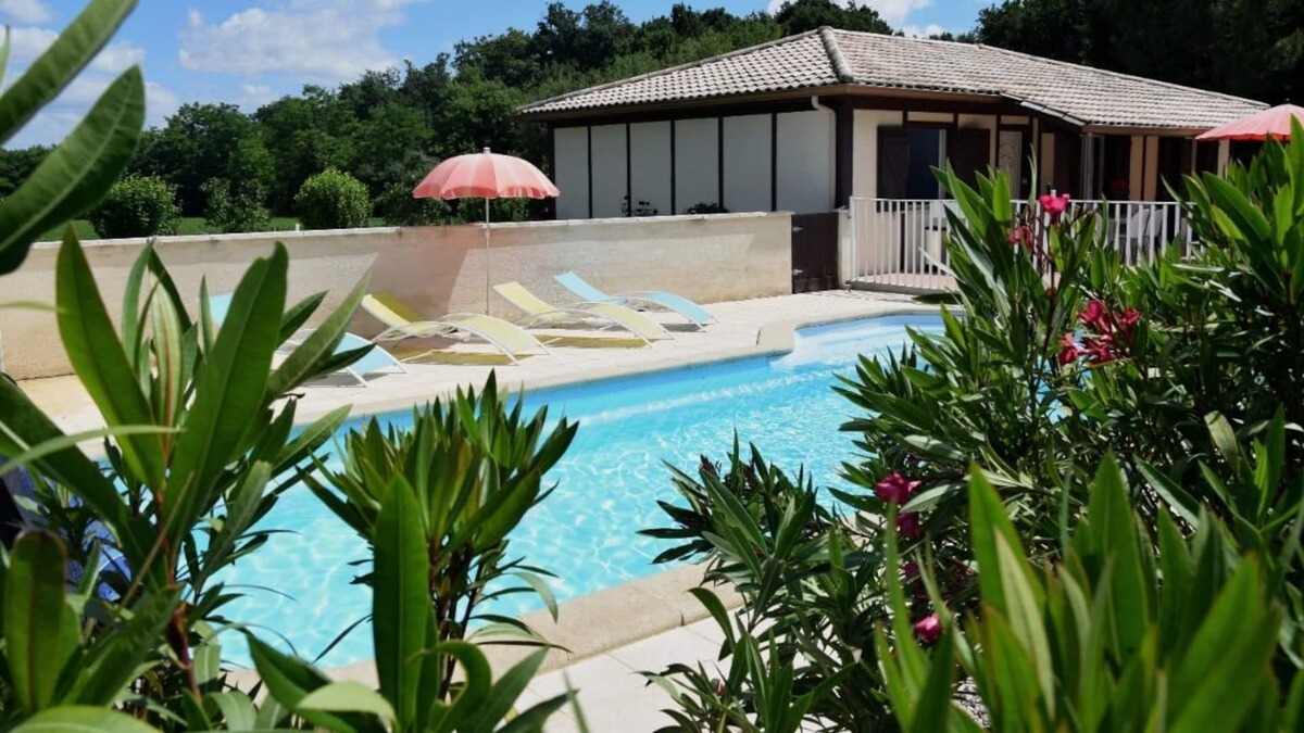 Bournel Cottage | gite with garden private swimming pool and tennis court